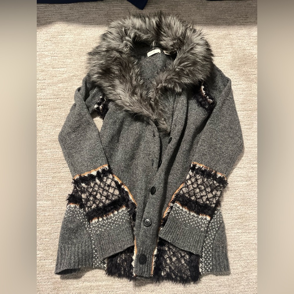 Sleeping in the snow cardigan with detachable fur neck line M